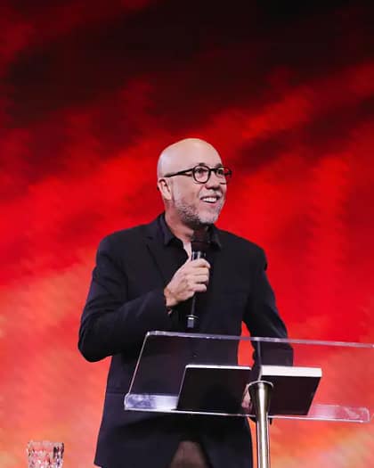 Pastor Carlo Ribas sorrindo no púlpito