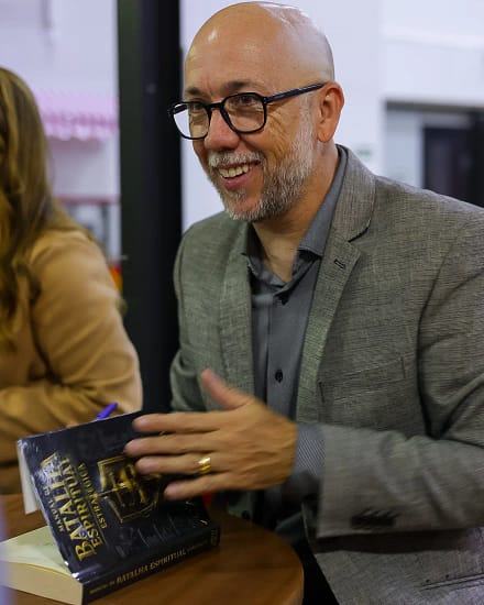Pastor Carlo Ribas autografando livros