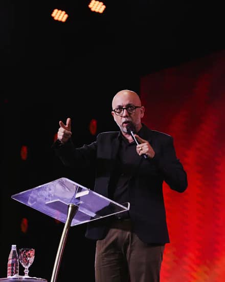 Pastor Carlo Ribas pregando no palco da Adalpha 2026